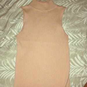 Sleeveless crop top knit